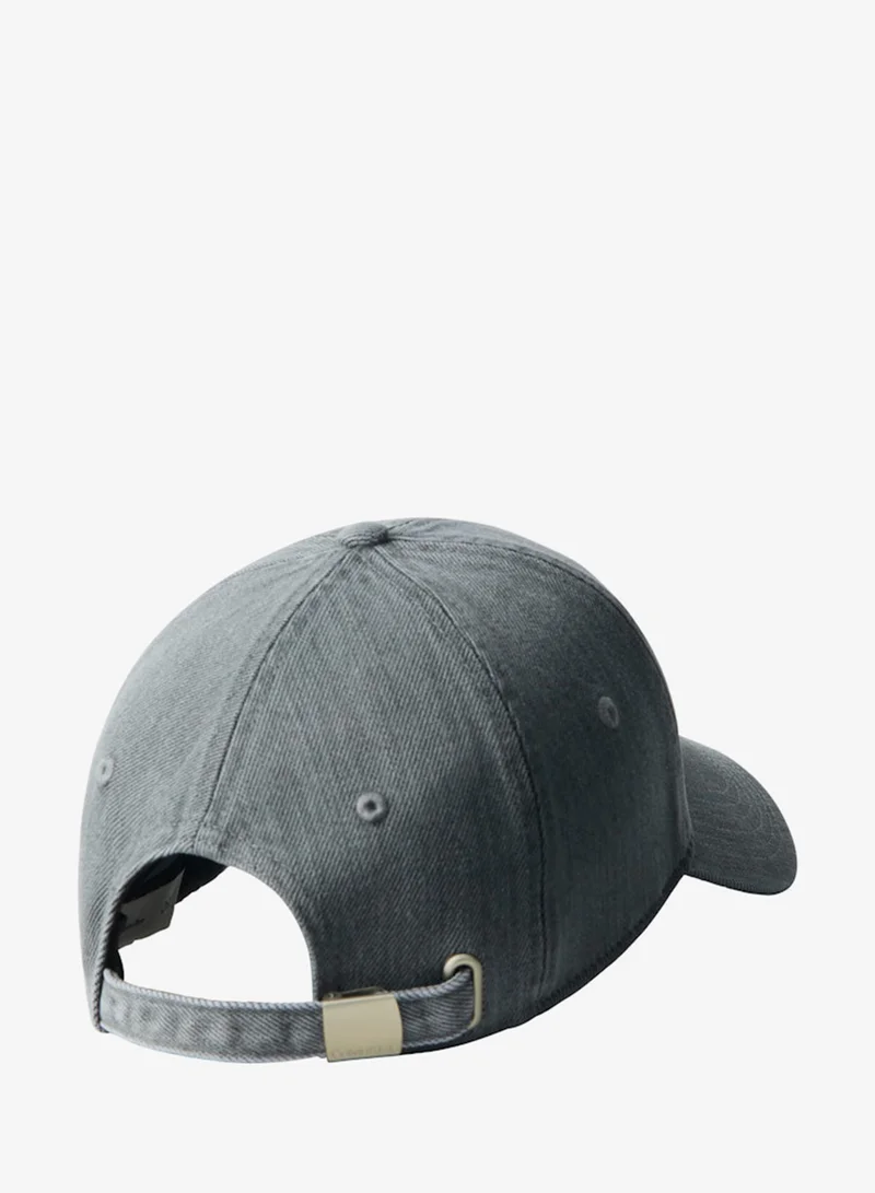 كالفن كلاين قبعة ذروة منحنية بشعار